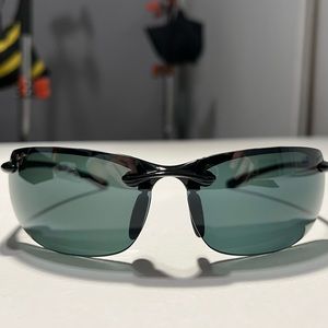 Maui Jim Banyans Unisex sunglasses NEW black frame gray lenses w/ case & cloth